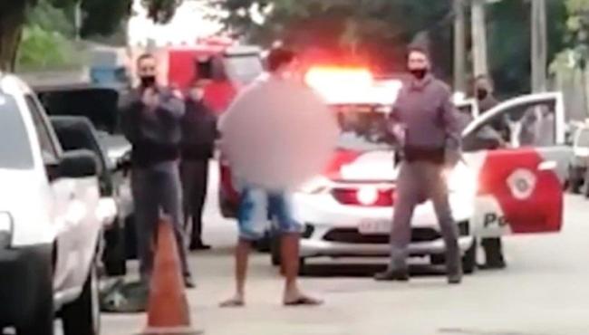 Homem é flagrado pela polícia com cabeça decapitada nas mãos
