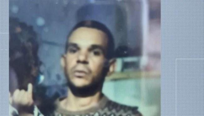 Homem é morto a tiros dentro de casa e na frente de crianças