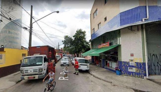 Homem é morto por engano por PM ao sair de supermercado