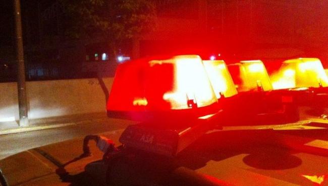 Homem é preso com crianças de 12, 14 e 15 anos em motel