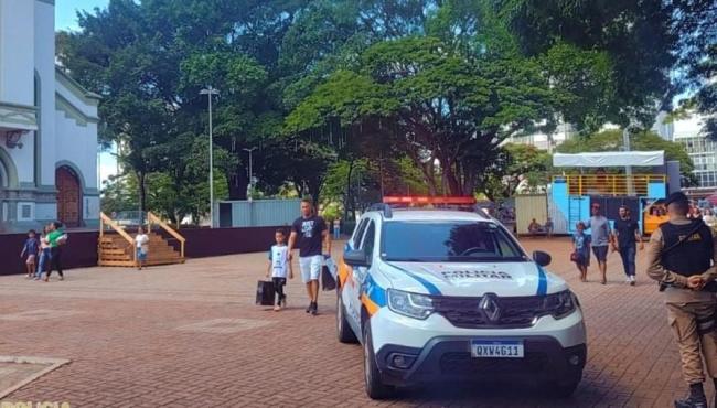 Homem é preso depois de apedrejar igreja e fugir na procissão