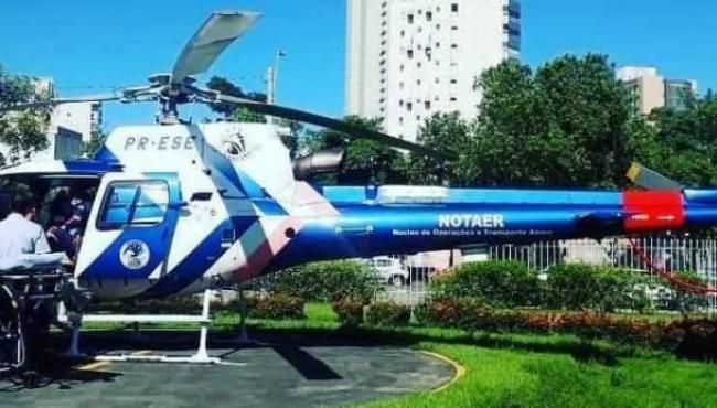 Homem é resgatado por helicóptero do Notaer após ter faca cravada no peito em Piúma