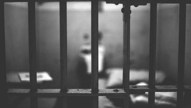 Homem é suspeito de cortar as próprias orelhas e comê-las dentro de cela