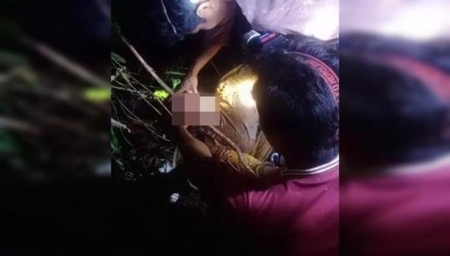 Homem encontra mãe morta com a cabeça na boca de cobra gigante