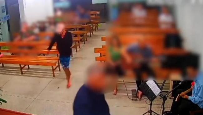 Homem esfaqueado no pescoço invade culto de igreja para pedir ajuda