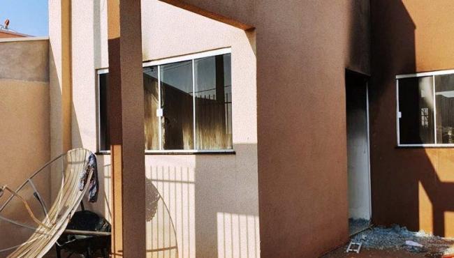 Homem explode casa da ex-companheira e os dois morrem carbonizados