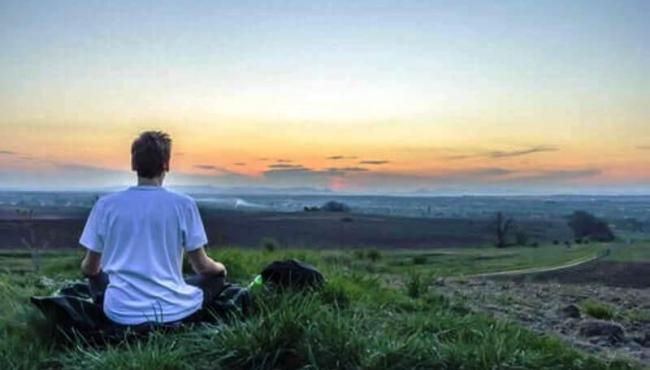 Homem faz retiro espiritual e volta sem entender nada do que está acontecendo no mundo