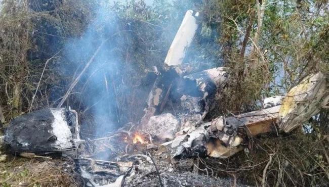 Homem fica gravemente ferido após queda de avião