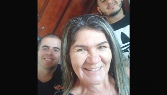 Homem invade casa, mata mulher e atira em seus dois filhos, e acaba morto