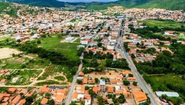 Homem joga água fervendo na mulher, põe fogo na casa e é preso