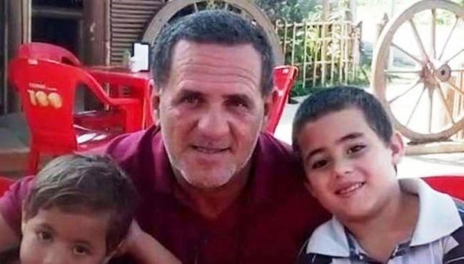Homem joga carro contra carreta e mata os dois filhos para se vingar da mãe
