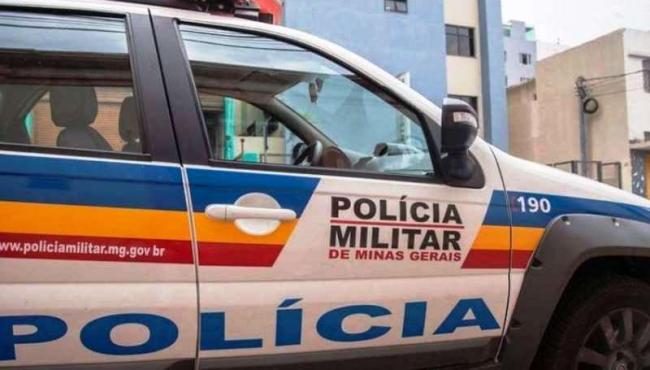 Homem joga ex-mulher de escada e esfaqueia atual namorado da vítima