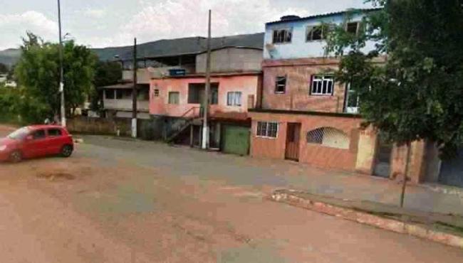 Homem lê mensagens no celular da mulher e a esfaqueia