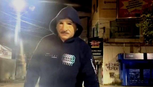 Homem mascarado com faca ameaçando pedestres no ES