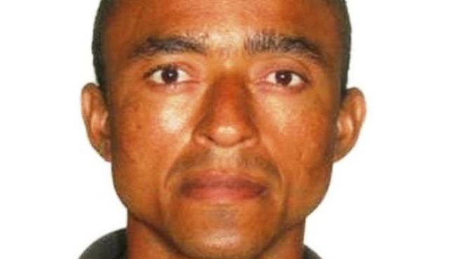 Homem mata companheira com golpe de faca e ateia fogo em casa 