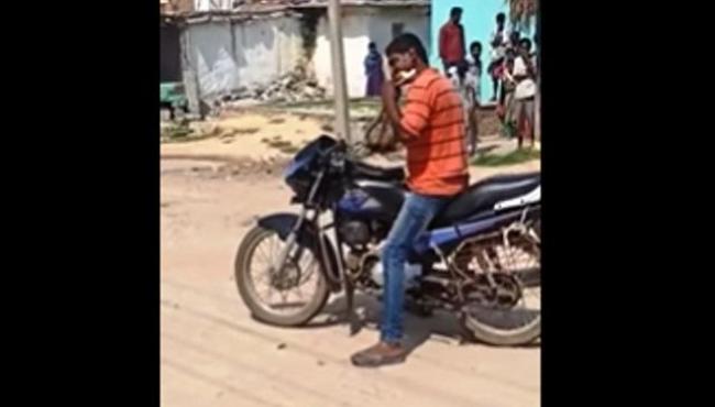 Homem morde e mata cobra enquanto anda de moto