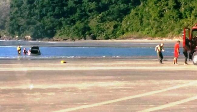 Homem morre após atolar carro no mar e ser arrastado pela correnteza