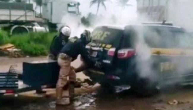 Homem morre sufocado em “câmara de gás” dentro de carro da PRF