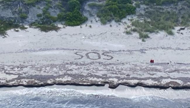 Homem pede socorro com mensagem na areia e é resgatado após 3 dias sozinho em ilha das Bahamas