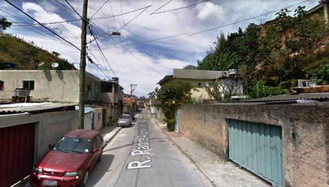 Homem persegue namorada com carro após briga e mata idoso atropelado