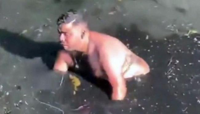 Homem pula em valão para resgatar celular, e ‘pescaria’ no esgoto dura três horas