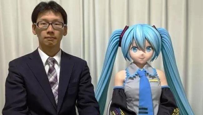 Homem que se casou com boneca no Japão fica viúvo após ‘morte’ de IA