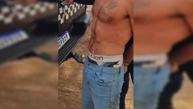 Homem se esconde dentro de sofá para não ser preso por bater na mulher