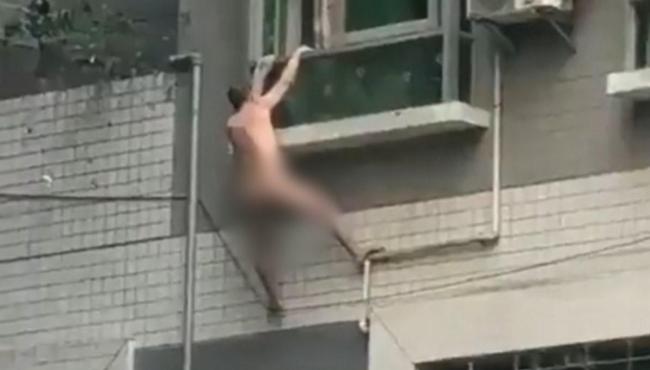 Homem tenta fugir pelado de edifício e cai do 4º andar