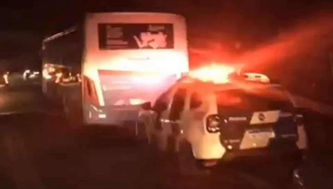 Homem tenta jogar ônibus de ponte, pula no rio e desaparece, em Aracruz, ES