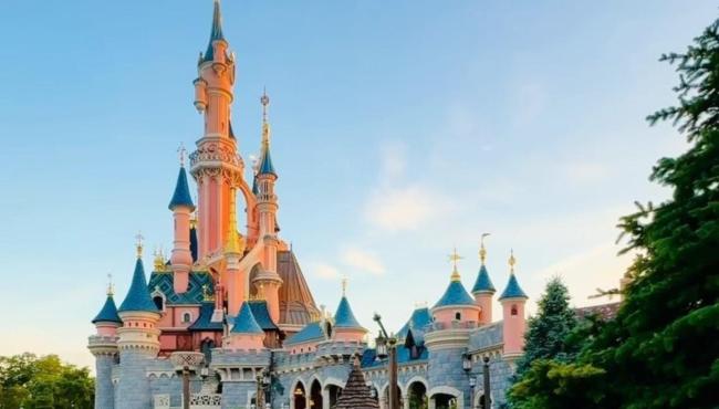 Homem tenta se casar com menina de 9 anos na Disneylândia Paris e é preso