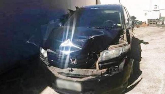 Homem usa caminhão para destruir carro da esposa após briga