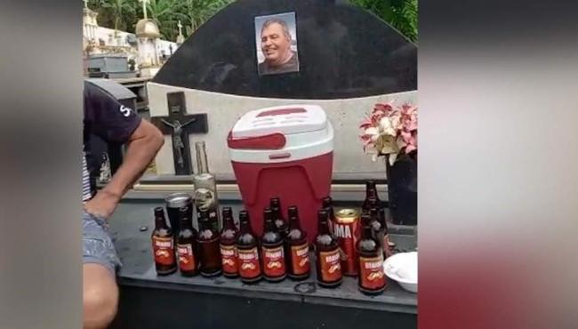 Homenagem para ex-prefeito tem até cerveja em cemitério do ES