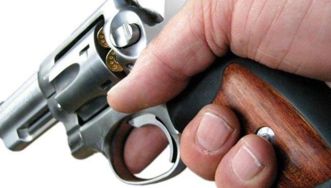Homens invadem casa e atiram em 4 pessoas; 3 morrem, incluindo mãe e filho