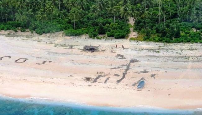 Homens são resgatados de ilha do Pacífico após escreverem 'SOS' na areia