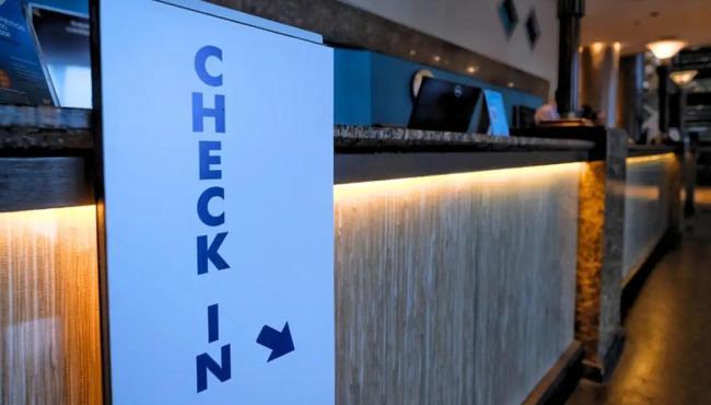 Hospedagens têm até esta segunda-feira (20) para adotar check-in digital