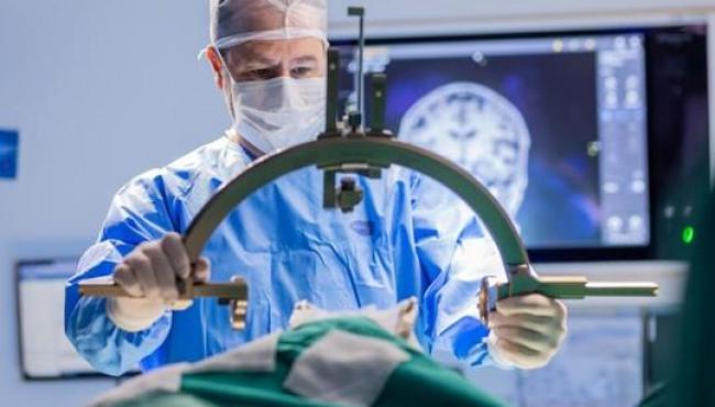 Hospital Moinhos de Vento realiza cirurgia inédita no país para tratamento de Parkinson à distância