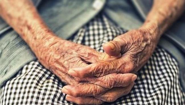 Idosa de 99 anos morre após ser estuprada por amigo da família