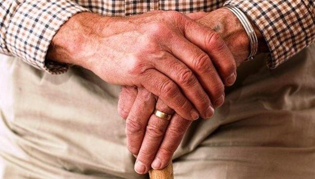 Idoso desobedece toque de recolher, sai armado e é detido pela polícia