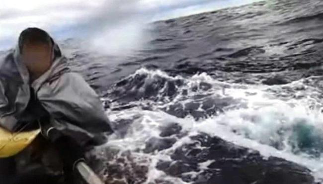 Idoso fica 22 horas sentado em motor de barco naufragado esperando resgate