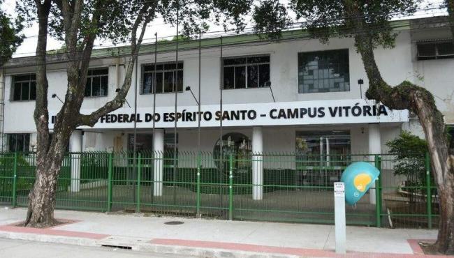 Ifes abre concurso para professor com 44 vagas e salário a partir de R$ 4,8 mil