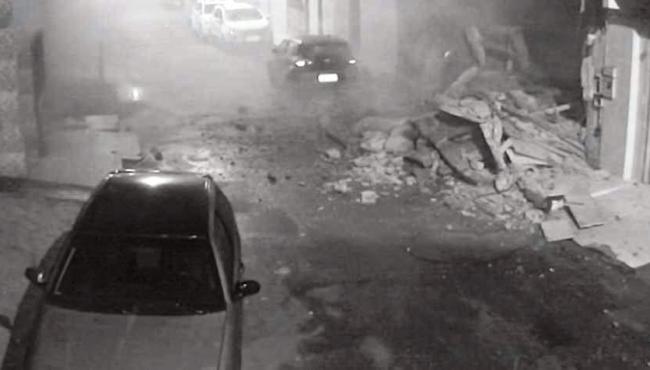 Imagem mostra o momento em que prédio desaba em Vila Velha, ES