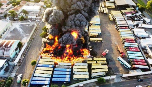 Incêndio atinge garagem de ônibus e queima mais de 35 veículos em Londrina