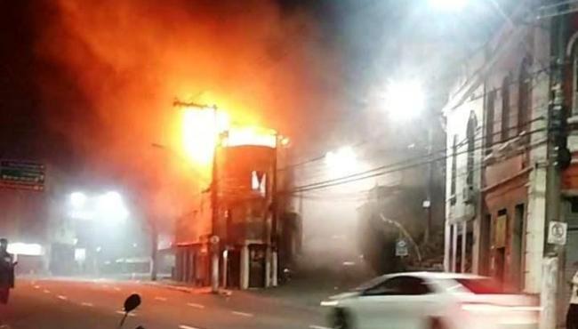 Incêndio atinge último andar de prédio da Vila Rubim, em Vitória, ES