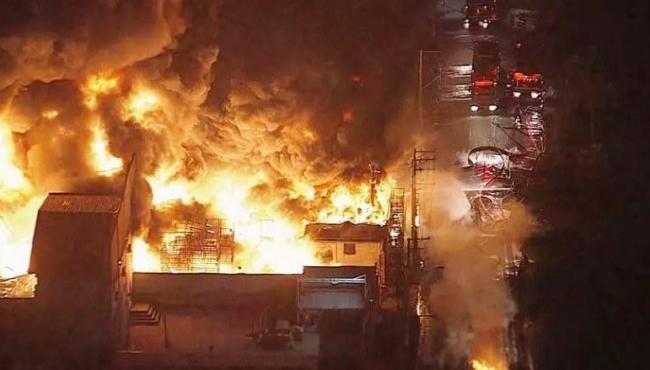 Incêndio de grandes proporções atinge galpão de reciclagem