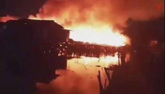 Incêndio de grandes proporções consome mais de 100 barracos em comunidade no litoral de SP