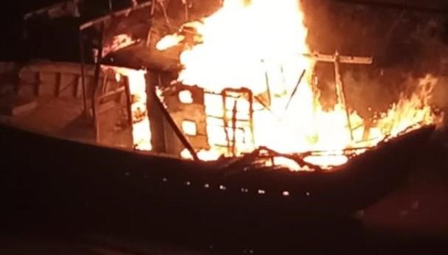 Incêndio destrói barco de pesca do presidente da Colônia de Pescadores, em Conceição da Barra, ES
