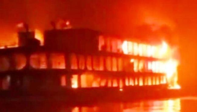 Incêndio em barco deixa 37 mortos em Bangladesh