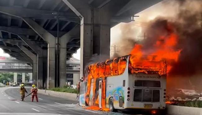 Incêndio em ônibus escolar deixa pelo menos 25 alunos mortos e 16 feridos