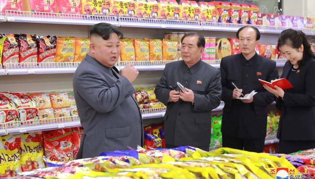 Inflação descontrolada na Coreia do Norte obriga morador a usar mochila para carregar dinheiro