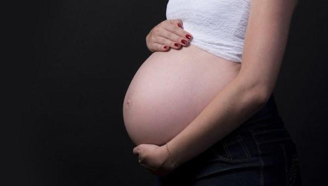 Ingerir bebida alcoólica durante a gravidez aumenta o risco de causar Síndrome Alcóolica Fetal
